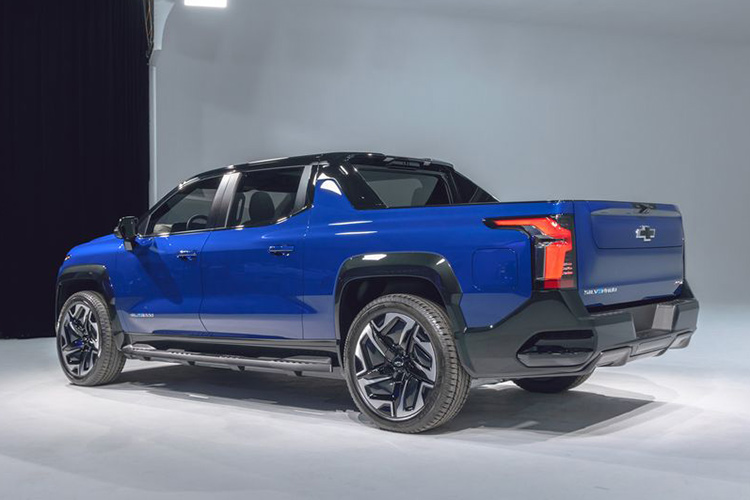 Chevrolet Silverado EV вид сзади
