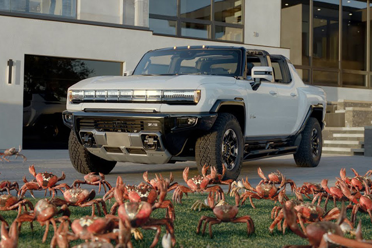 GMC Hummer EV режим CrabWalk в забавной рекламе