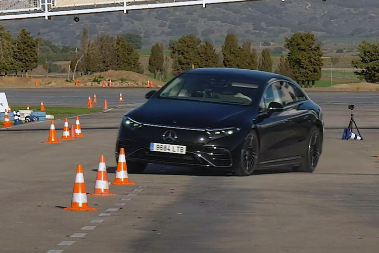 Mercedes-Benz EQS лосиный тест