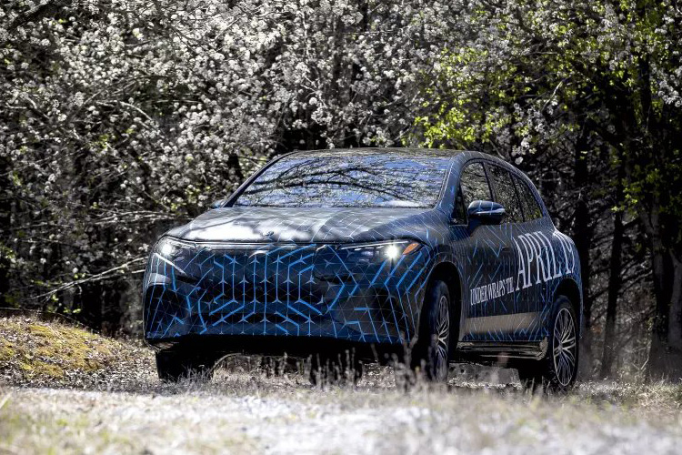 Mercedes-Benz EQS SUV в камуфляже