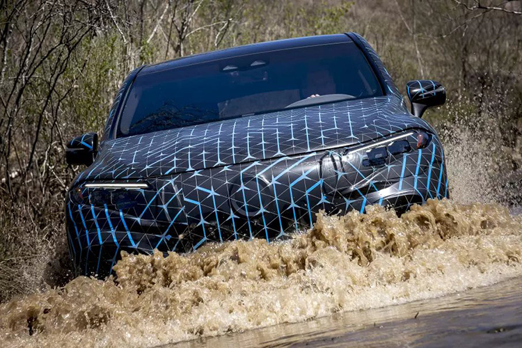 Mercedes-Benz EQS SUV в камуфляже