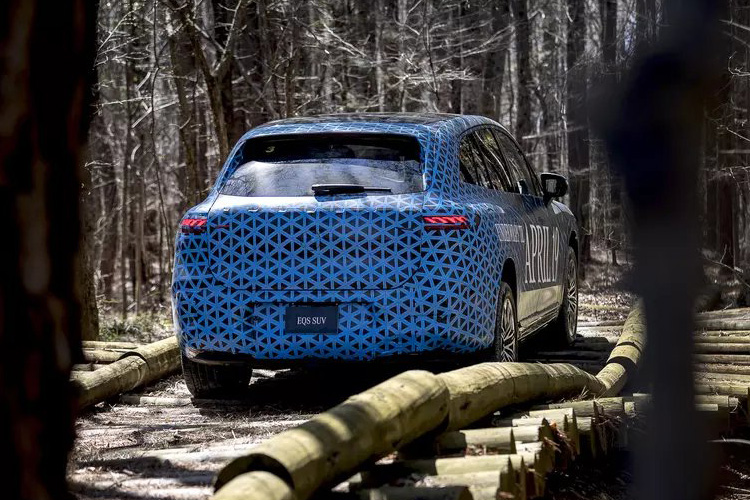 Mercedes-Benz EQS SUV в камуфляже