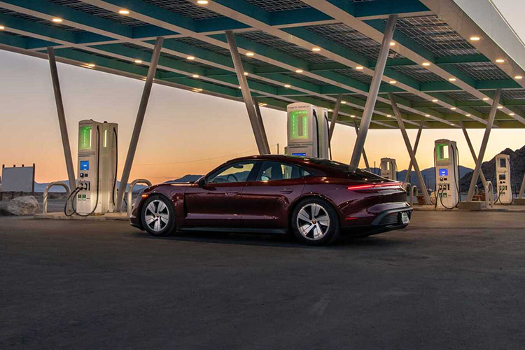 Porsche Taycan на зарядной станции