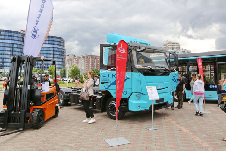 МАЗ-4381ЕЕ