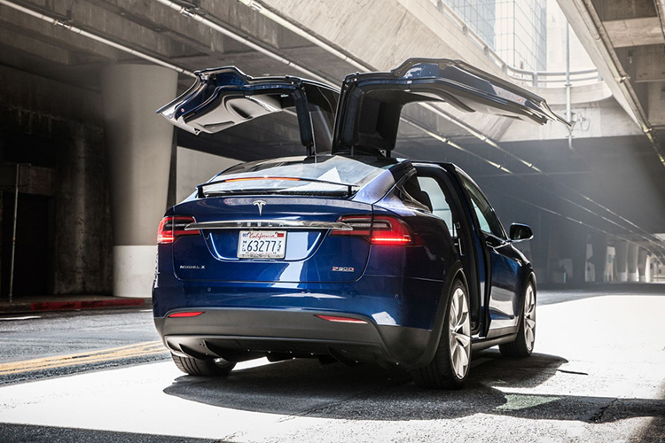 Tesla Model X двери