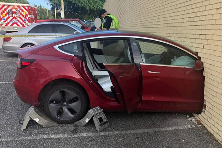 Tesla врезалась в стену