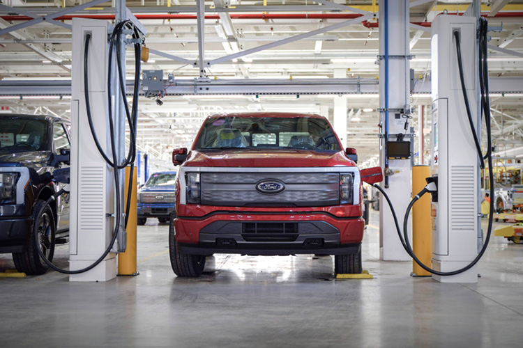 Ford F-150 Lightning заряжается
