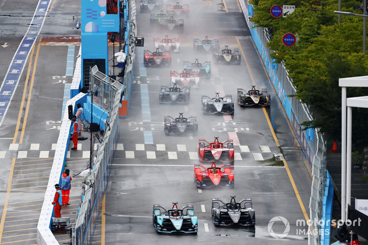 Старт: Митч Эванс, Jaguar Racing, Jaguar I-TYPE 5, Лукас ди Грасси, Venturi Racing, Silver Arrow 02, Оливер Роуленд, Mahindra Racing, Mahindra M7Electro, Джейк Деннис, Andretti Motorsport, BMW iFE.21