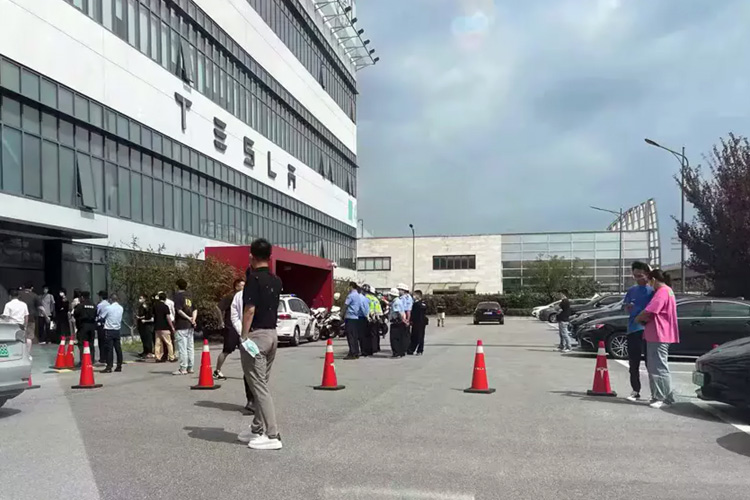 Китайцы организовали пикет у местного офиса Tesla