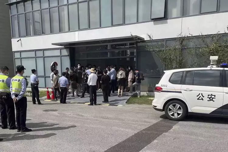 Китайцы организовали пикет у местного офиса Tesla