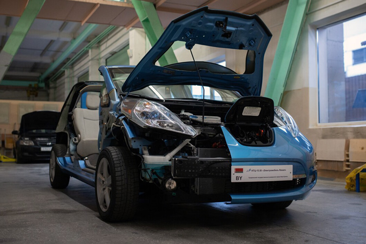 Nissan Leaf I поколения в разрезе