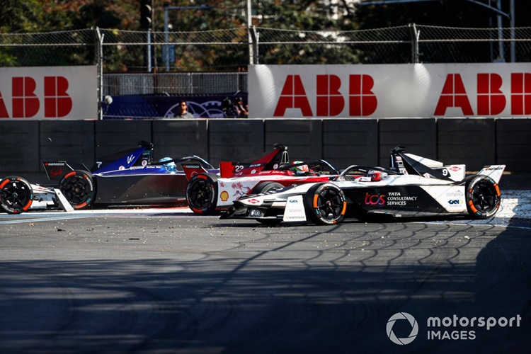 Столкновение: Сэм Берд, Jaguar Racing , Jaguar I-TYPE 6, и Митч Эванс, Jaguar Racing , Jaguar I-TYPE 6