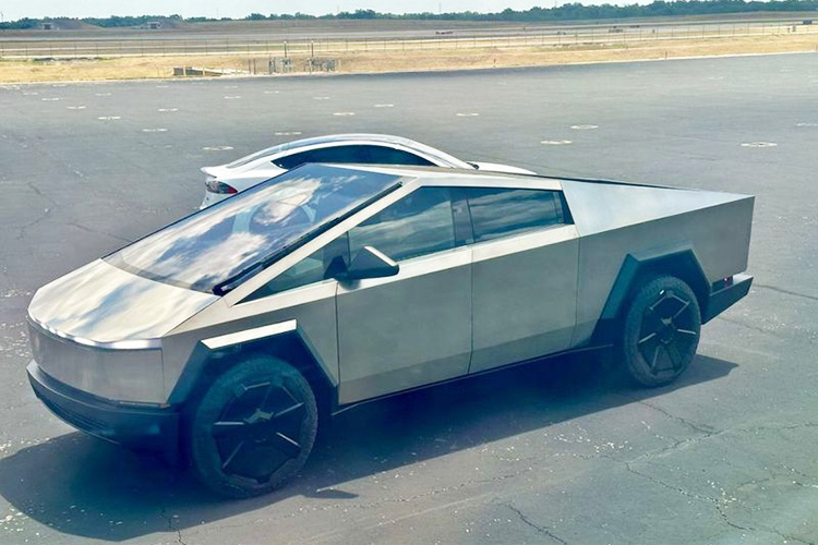 Илон Маск протестировал Tesla Cybertruck