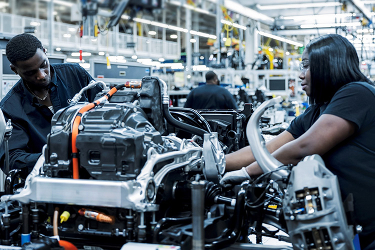 производство Mercedes-Benz EQS SUV на заводе в Тускалузе штат Алабама