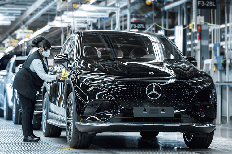 производство Mercedes-Benz EQS SUV на заводе в Тускалузе штат Алабама