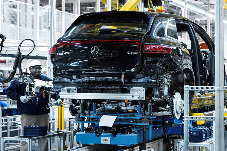 производство Mercedes-Benz EQS SUV на заводе в Тускалузе штат Алабама