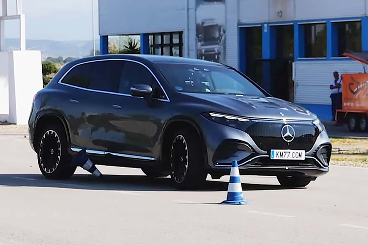 Mercedes-Benz EQS SUV лосиный тест