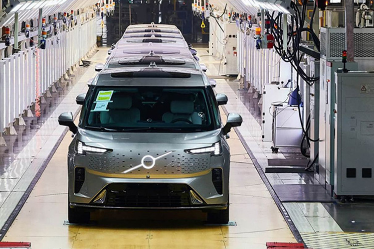 В Китае началось производство первого электровэна Volvo EM90