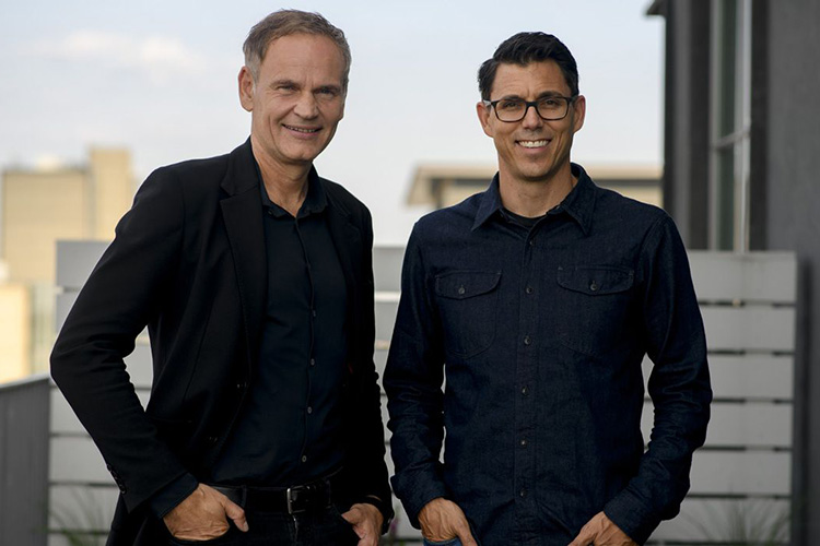 Глава концерна Volkswagen Оливер Блюме и шеф компании Rivian Роберт Скэриндж