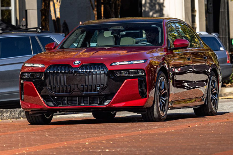 BMW i7