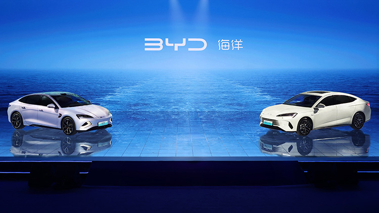 Слева — электрический BYD Seal 2025 модельного года, справа — BYD Seal 07 DM-i