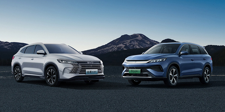 Слева — BYD Sea Lion 05 DM-i, справа — новый BYD Song Pro DM-i