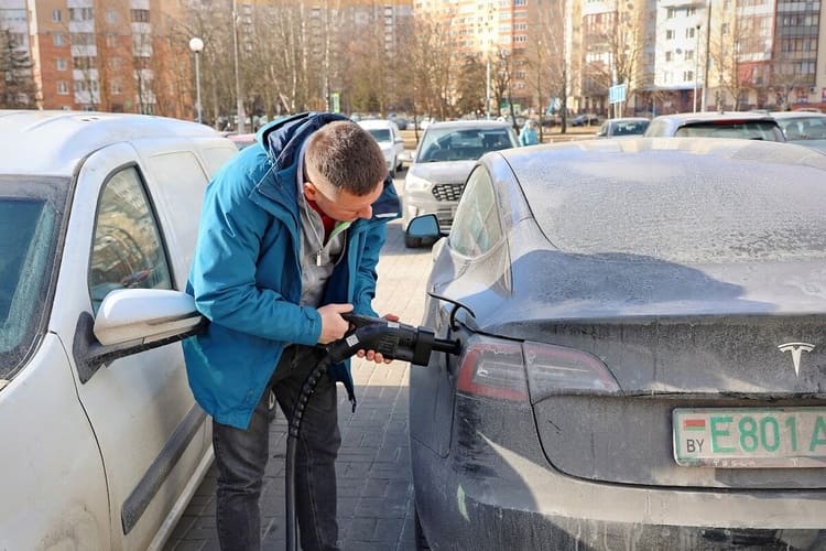 зимой у электромобиля