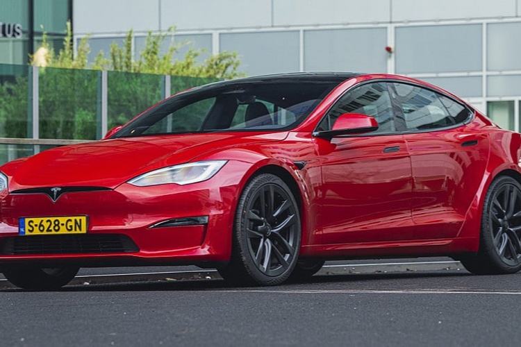 Нынешняя  Tesla Model S