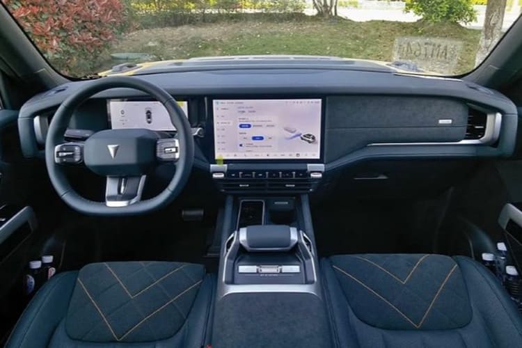 Интерьер кроссовера Changan Deepal G318