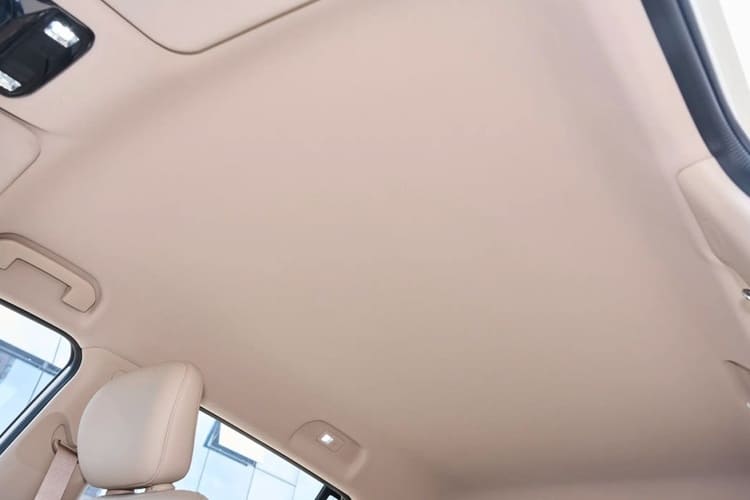 Панорамной крыши у модели нет