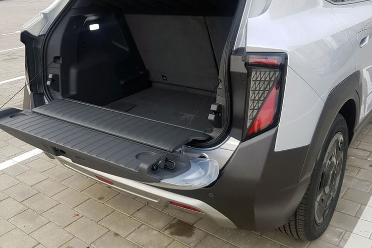 Задняя дверь имеет две створки, и открываются они вверх и вниз