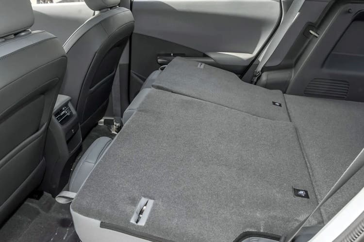 Сиденья складываются в практически ровный пол