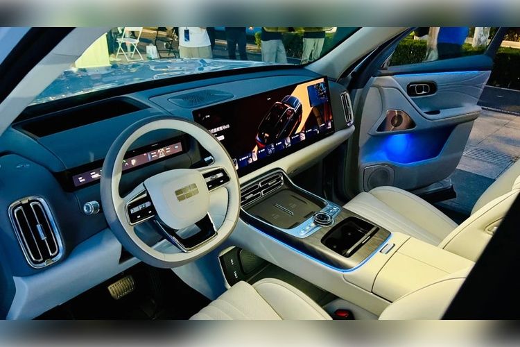Салон кроссовера Geely Galaxy M9