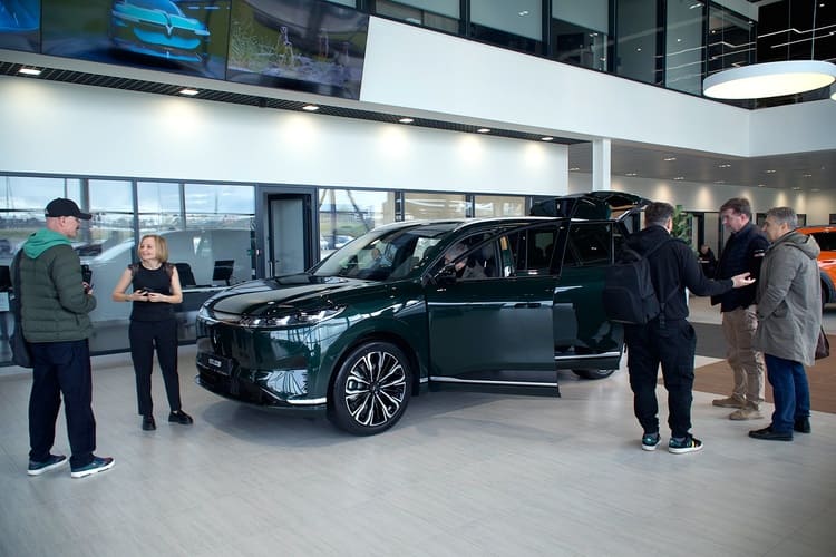 в салонах Voyah