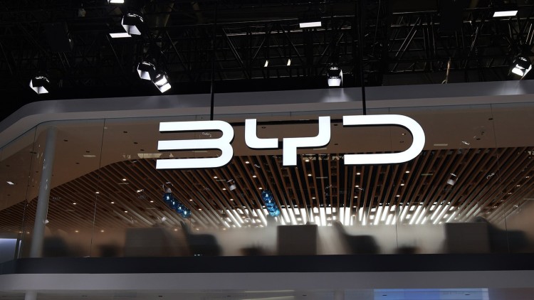 Китайский блогер заплатит BYD 2 миллиона юаней за клевету в своих видео об электромобилях. Суд обязал его публично извиниться